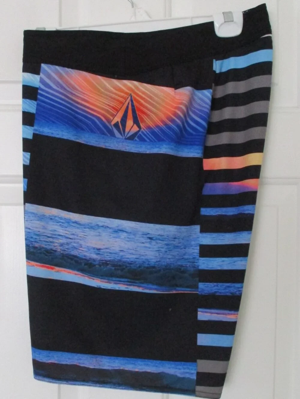 Volcom Mens Muliticolor Swim Board Short w/Velcro Cargo Pocket NWOT - Size 33W